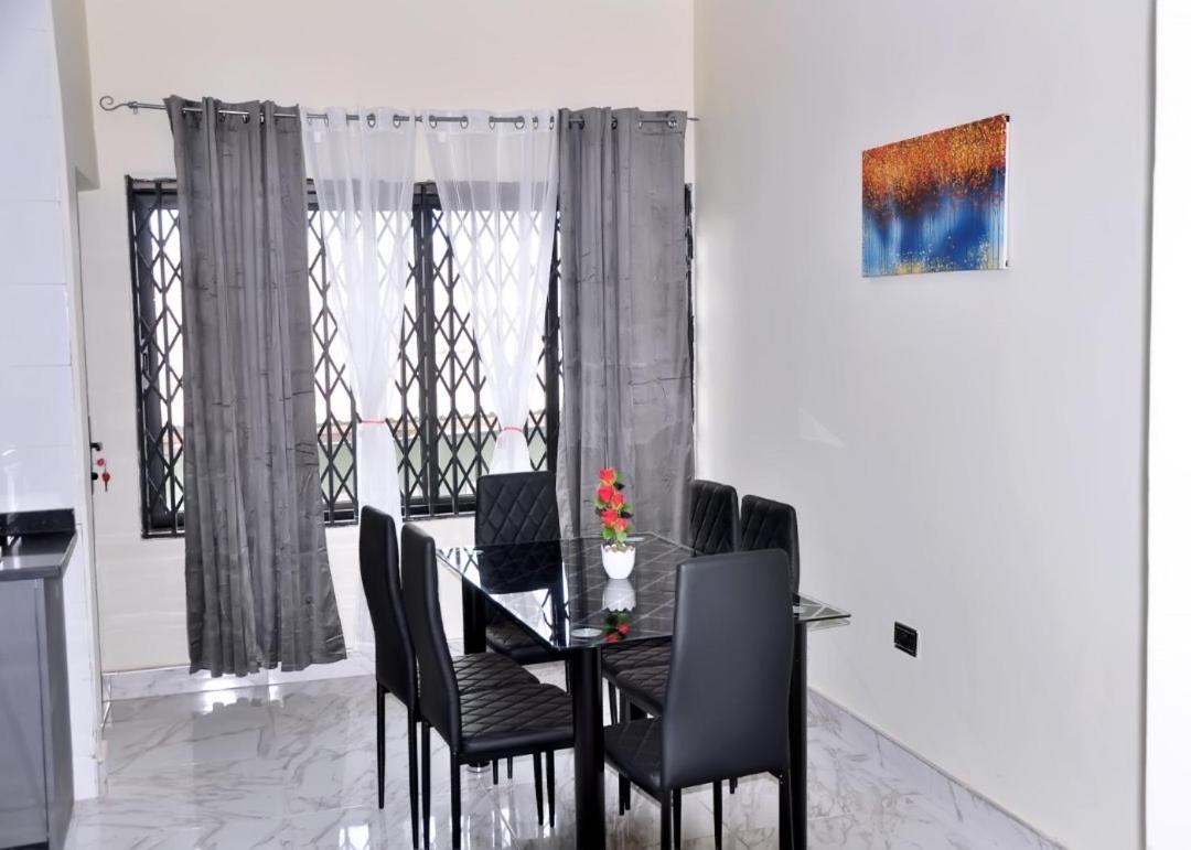 فندق Queens Place أكرا المظهر الخارجي الصورة