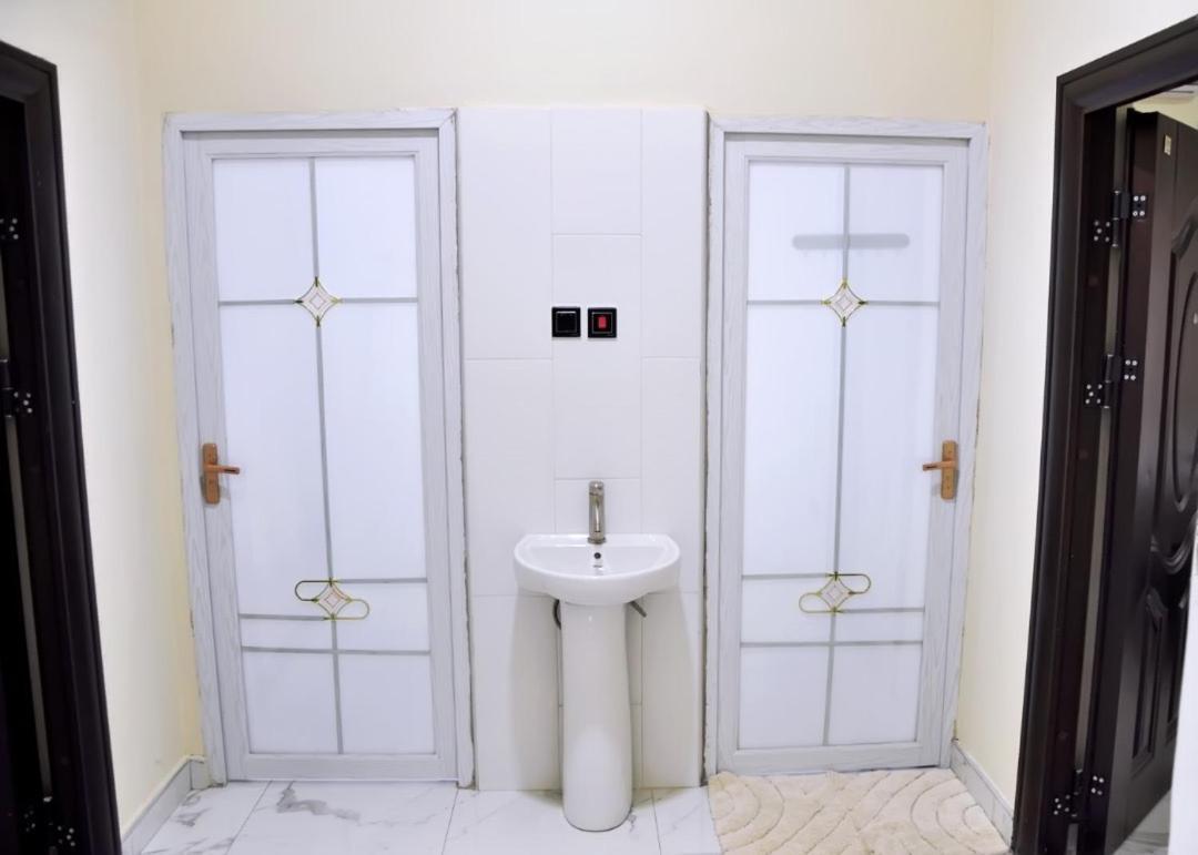 فندق Queens Place أكرا المظهر الخارجي الصورة