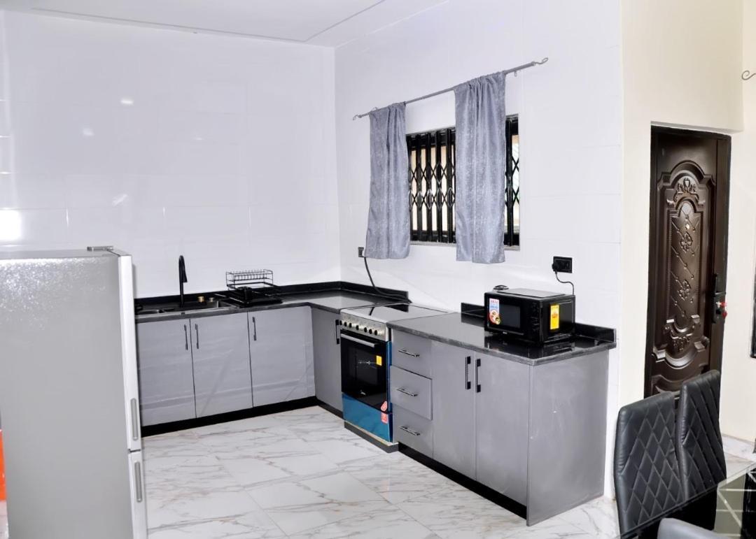 فندق Queens Place أكرا المظهر الخارجي الصورة