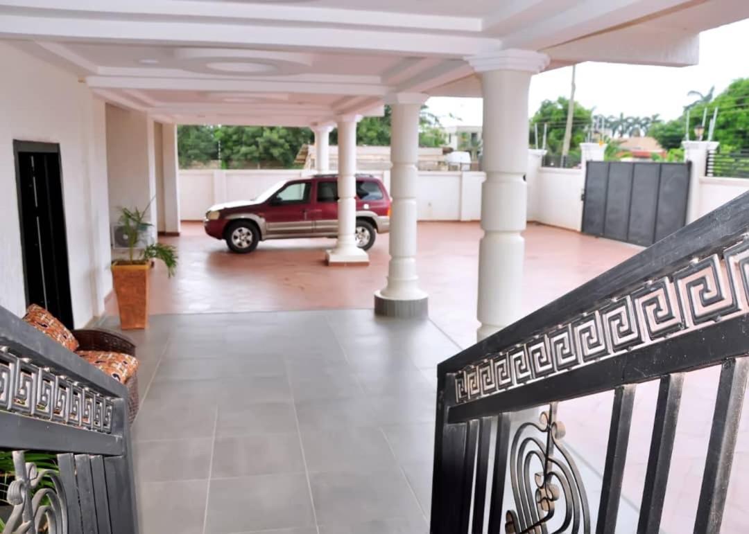 فندق Queens Place أكرا المظهر الخارجي الصورة
